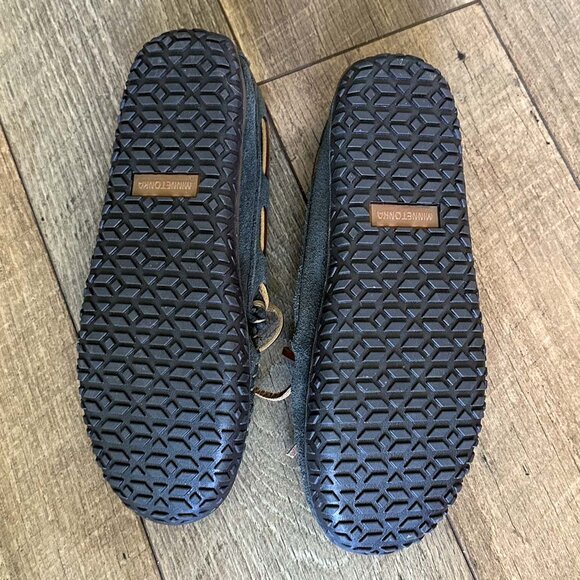Minnetonka‎ Grey Suede Moccassins, Size 9, New - Picture 4 of 4